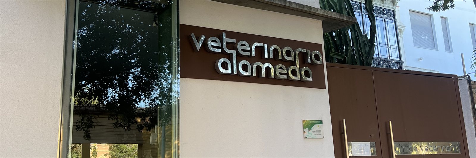 Fachada de la Clínica Veterinaria Alameda en la Alameda de Hércules, Sevilla
